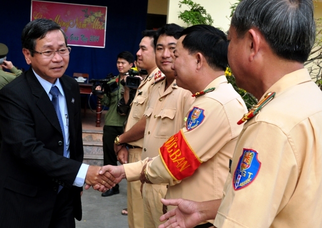 Đồng chí Phạm Như Sô- Phó Chủ tịch UBND tỉnh thăm, tặng quà các cán bộ chiến sĩ Phòng Cảnh sát giao thông tỉnh