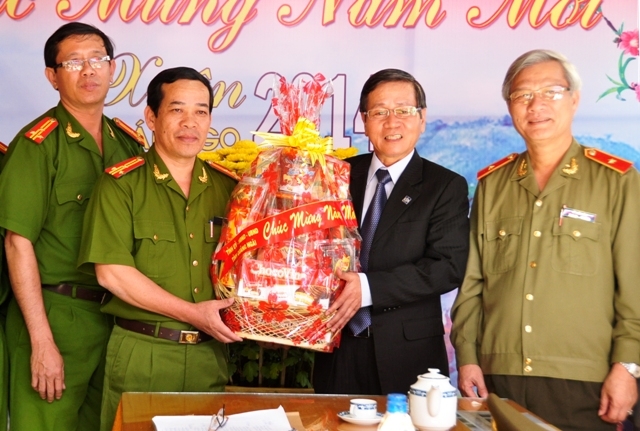 Đồng chí Phạm Như Sô- Phó Chủ tịch UBND tỉnh tặng quà cho Cảnh sát 113