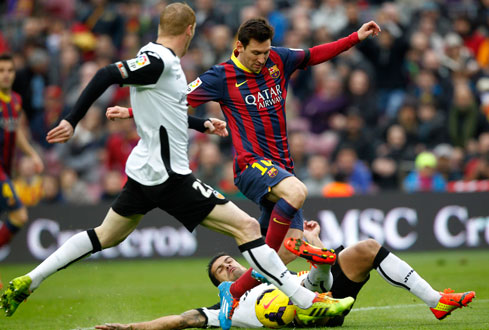  Một pha đi bóng bất thành của Messi - Ảnh: Reuters
