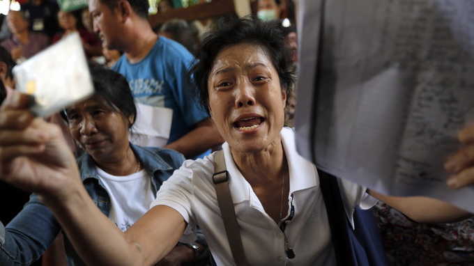 Những người biểu tình đang khóc và cự cãi với các quan chức bầu cử và lực lượng an ninh để yêu cầu quyền được bầu cử ở Bangkok ngày 2-2 - Ảnh: Reuters