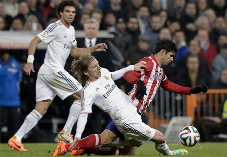  Hàng thủ Real Madrid đã theo kèm khá sát Diego Costa trong suốt 90 phút