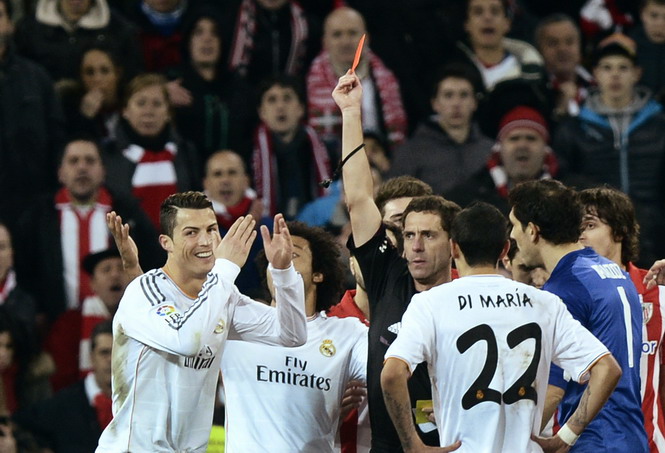    Trọng tài Ayza Gomez (áo đen) rút thẻ đỏ truất quyền thi đấu đối với siêu sao Cristiano Ronaldo - Ảnh: Reuters