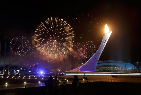 Đài đuốc cháy sáng tại sân vận động Fisht, nơi diễn ra Olympic Sochi 2014 - Ảnh: Reuters