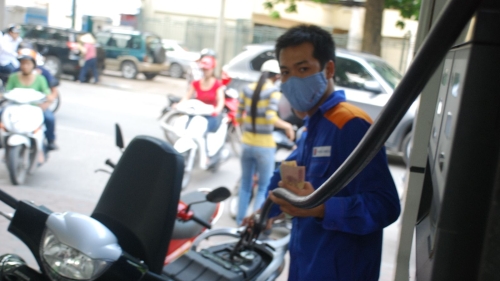 Tuy giá dầu diesel giảm nhưng giá xăng vẫn không giảm theo