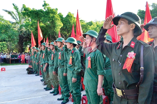 Tân binh Nghĩa Hành chào cờ trước giờ lên đường nhập ngũ năm 2013.                                                                                      Ảnh: PV