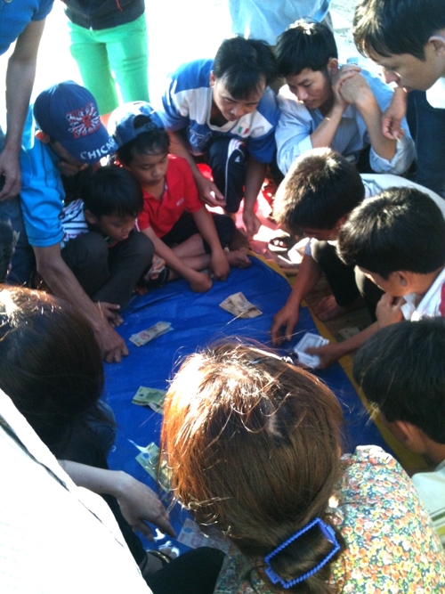 Một tụ điểm đánh bài ăn tiền ở bờ bắc sông Trà Khúc.