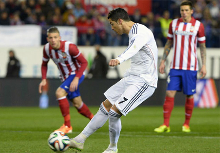 C. Ronaldo ghi cả hai bàn thắng trên chấm 11m