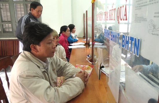 Giao dịch tại phòng một cửa của BHXH thành phố Quảng Ngãi.