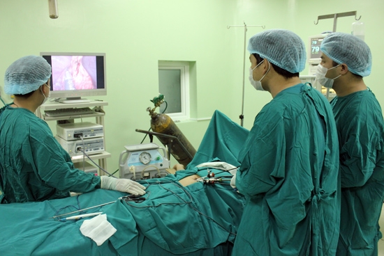 Một ca phẫu thuật nội soi 1 lỗ của đội ngũ y bác sĩ Bệnh viện Đa khoa Quảng Ngãi