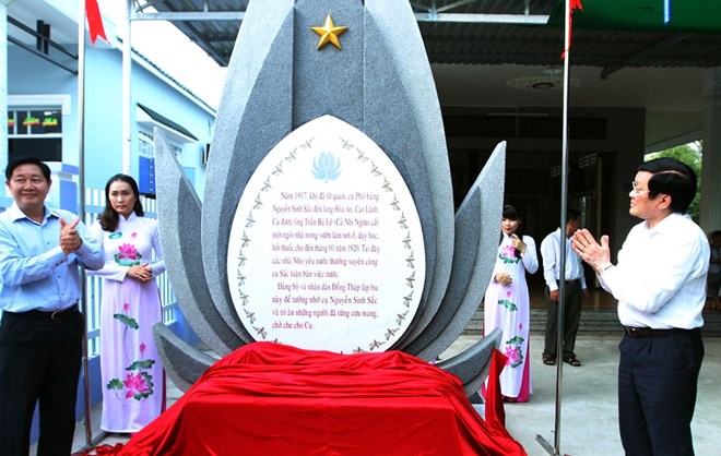 Chủ tịch nước Trương Tấn Sang dự Lễ khánh thành bia tưởng niệm nơi sinh sống và bốc thuốc của cụ Phó bảng Nguyễn Sinh Sắc, thân sinh Chủ tịch Hồ Chí Minh (Ảnh: Nguyễn Khang - TTXVN)