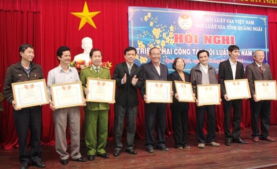 Đồng chí Võ Thái Nguyên - Trưởng Ban Nội chính Tỉnh ủy trao bằng khen của Hội Luật gia Việt Nam cho tập thể và cá nhân có nhiều thành tích.