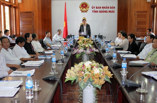 Phó Chủ tịch UBND tỉnh Phạm Trường Thọ báo cáo về tình hình dịch cúm gia cầm tại Quảng Ngãi trong hội nghị trực tuyến