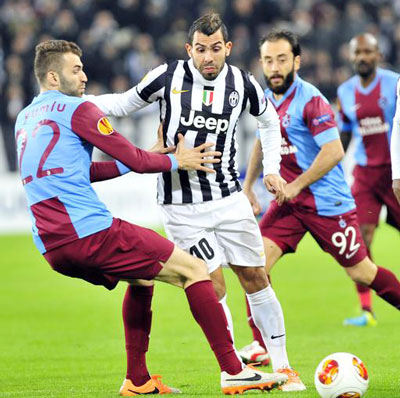 Tiền đạo Carlos Tevez (số 10 - Juventus) kiểm soát bóng trong vòng vây của các hậu vệ Trabzonspor.