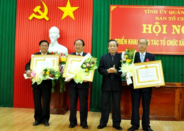 Phó Bí thư Tỉnh ủy Nguyễn Minh trao tặng Huân chương Lao động hạng Ba của Chủ tịch nước cho các cá nhân 
