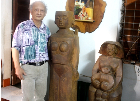 Nhà điêu khắc Hồ Thu với bức tượng tròn chất liệu gỗ Mùa rẫy và Mẹ con được đánh giá cao trong các cuộc triển lãm.