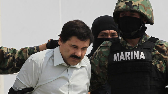 “Bố già” Guzman bị đưa về giam giữ tại thủ đô Mexico City - Ảnh: Reuters