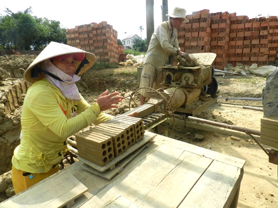 Các lò gạch thủ công giải quyết nguồn lao động lớn tại huyện Tư Nghĩa.
