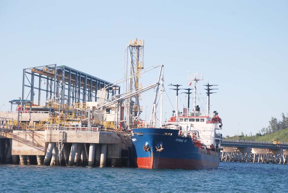 Tàu nhận xăng dầu tại Cảng xuất sản phẩm Nhà máy lọc dầu Dung Quất.