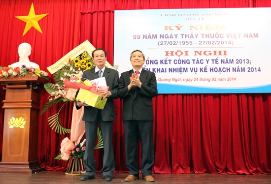 Tại hội nghị, bác sỹ- Phạm Hồng Phương- Nguyên Giám đốc Sở y tế được đón nhận danh hiệu thầy thuốc ưu tú