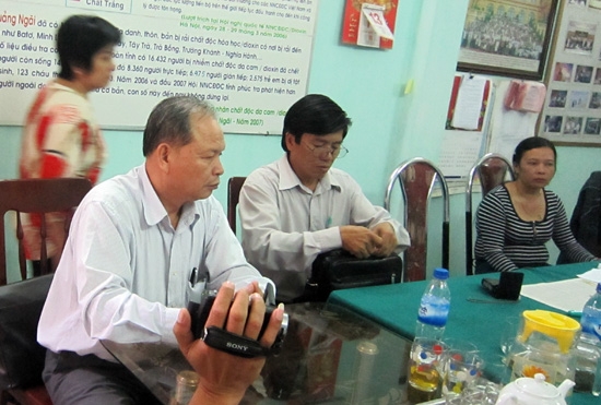 Ông Hứa Văn Minh (người ngồi giữa) cùng 6 người khác tự xưng là Ban từ thiện, Ban thẩm định dự án của Công ty phát triển Rừng Toàn Cầu