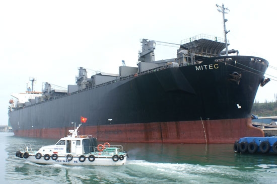 Tàu MITEC vào cảng số 1 Dung Quất nhập gỗ dăm chuẩn bị xuất đi Trung Quốc.         Ảnh: THANH NHỊ