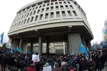 Người biểu tình phản đối chính quyền mới ở Kiev tại Sevastopol ngày 25/2.