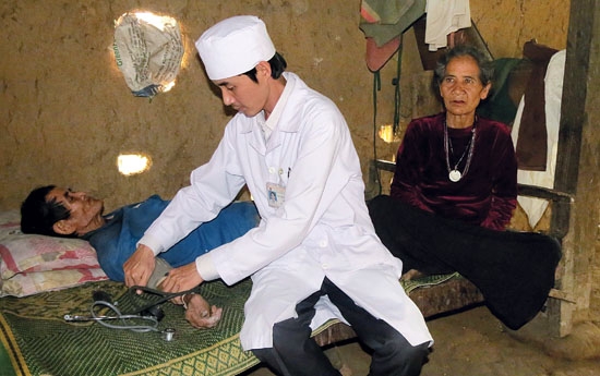 Bác sĩ Vũ tới tận nhà khám bệnh cho bệnh nhân Phạm Văn Mo ở thôn Mang Cà Rá bị mù không đi tới Trạm y tế xã được.