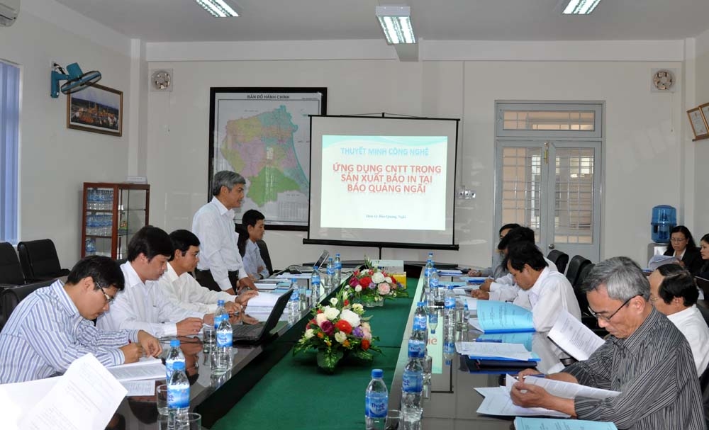 Đồng chí Võ Văn Hào- Tổng Biên tập Báo Quảng Ngãi, chủ nhiệm dự án đang trình bày