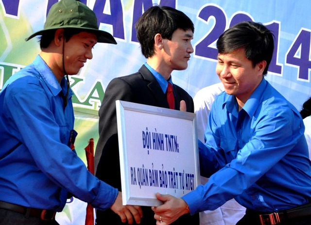 Phó Bí thư Tỉnh đoàn Đặng Minh Thảo giao nhiệm vụ cho các đội TNTN ra quân tình nguyện tại buổi lễ