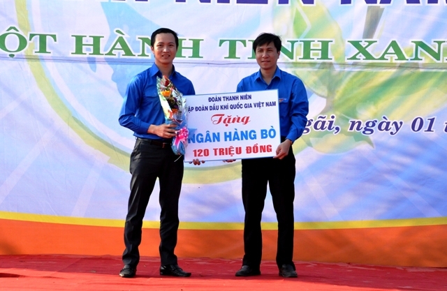 Đại diện Đoàn Thanh niên tập đoàn Dầu khí Quốc gia Việt Nam trao cho đại diện Tỉnh đoàn  số tiền ủng hộ Ngân hàng bò cho hộ nghèo