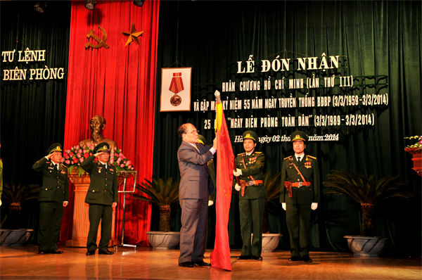 Thay mặt Đảng, Nhà nước, Chủ tịch Quốc hội Nguyên Sinh Hùng gắn Huân chương Hồ Chí Minh lên Quân kỳ Quyết thắng của lực lượng BĐBP. Ảnh Hoàng Anh