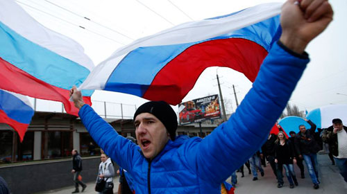 Biểu tình ủng hộ Nga ở thủ phủ Simferopol của Crimea - Ảnh: Reuters