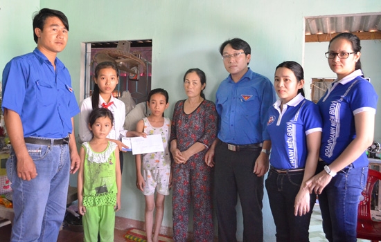  Đại diện Chi đoàn Báo Quảng Ngãi và Ngân hàng BIDV Quảng Ngãi trao tiền hỗ trợ cho 4 người con của chị Lê Thị Nhân ở Tịnh Kỳ, Sơn Tịnh.