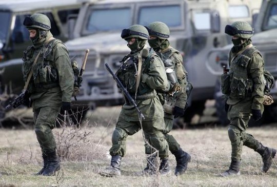 Quân đội được cho là của Nga đi tuần ở gần khu căn cứ quân sự Ukraine. Ảnh: Reuters