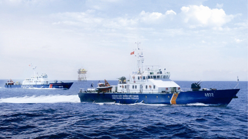 Hai tàu của cảnh sát biển Việt Nam trên đường tới khu vực máy bay gặp nạn