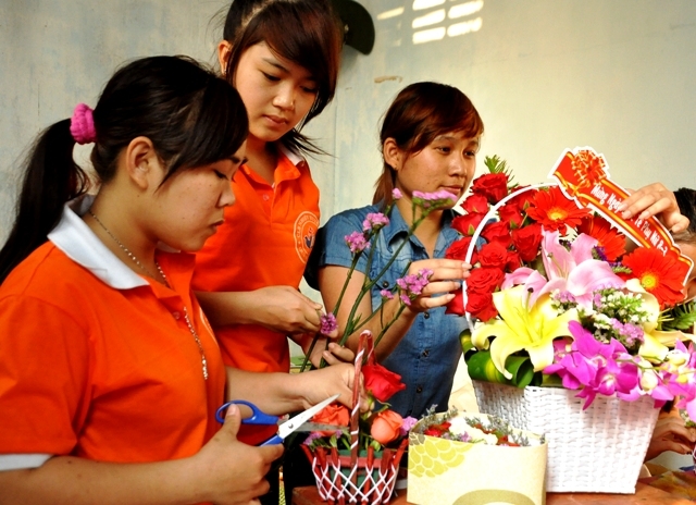 Các thành viên trong CLB cùng nhau cắm hoa để bán cho khách 
