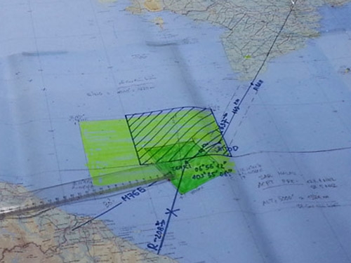 Toàn cảnh sơ đồ khu vực tìm kiếm máy bay của Hãng hàng không Malaysia Airlines mất tích. Trong đó vùng gạch chéo là của Việt Nam, xanh đậm của Malaysia và xanh nhạt của Singapore - Ảnh: Tô Hà