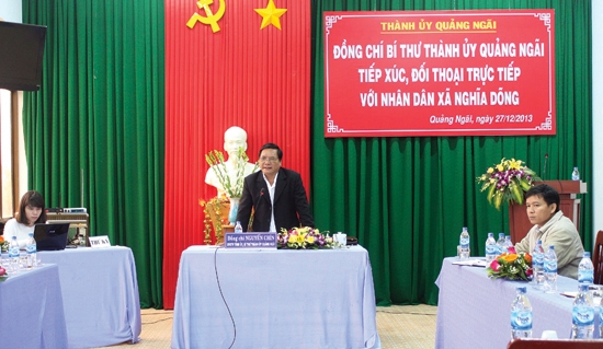 Bí thư Thành ủy Nguyễn Chín đối thoại với nhân dân xã Nghĩa Dõng.