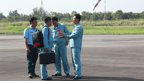 Phi công thuộc các đội bay trao đổi nhanh sau mỗi chuyến bay về những vấn đề đặt ra trong công tác tìm kiếm, cứu nạn