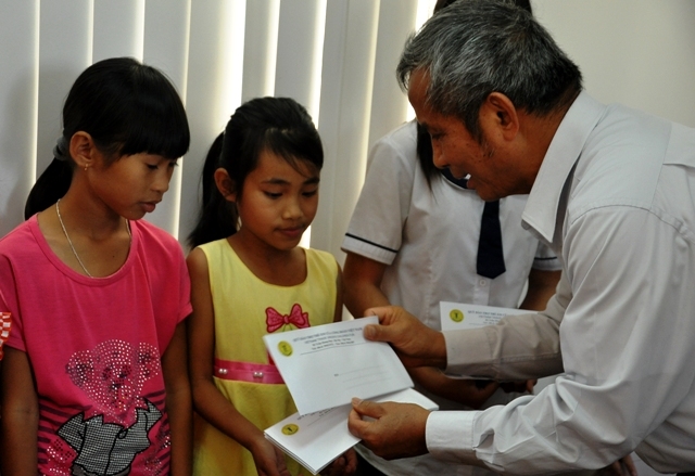 Chủ tịch Tổng LĐLĐ Việt Nam Đặng Ngọc Tùng trao quà cho con công nhân lao động nghèo