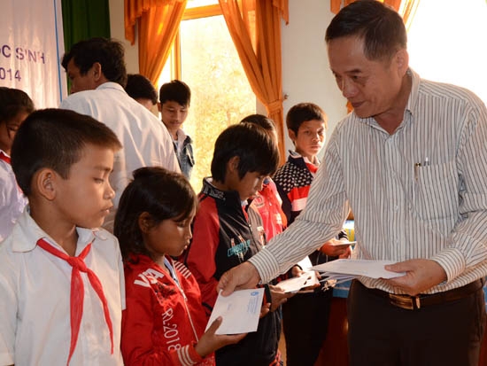 Nhà báo Đình Hòa- Trưởng văn phòng Đại diện Báo Dân trí khu vực miền Trung và Tây Nguyên trao học bổng cho học sinh.