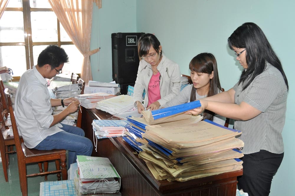 Phòng TN-MT huyện Sơn Tịnh đang khẩn trương xử lý trên 2.500 hồ sơ đồn đọng để sớm bàn giao cho thành phố Quảng Ngãi.