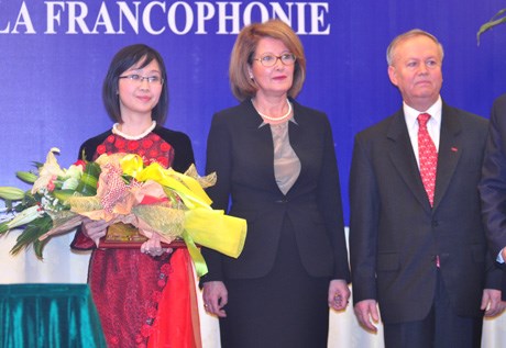 PGS.TS Nguyễn Ngọc Lưu Ly chụp ảnh lưu niệm cùng Phó Chủ tịch nước Nguyễn Thị Doan và Tổng thư ký Pháp ngữ Abdou Diouf trong lễ trao giải thưởng.