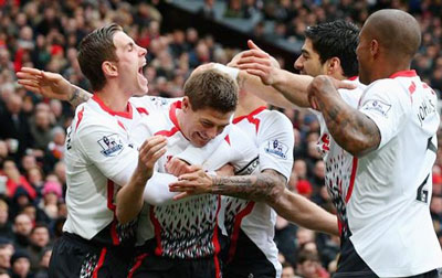 Niềm vui của các cầu thủ Liverpool sau khi đội trưởng Gerrard (giữa) ghi bàn vào lưới Man.United.