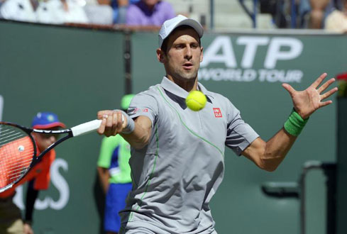 Djokovic trong trận thắng Federer - Ảnh: AFP