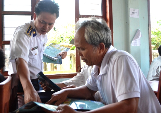 Cảnh sát biển Việt Nam đang tuyên truyền pháp luật cho ngư dân xã Phổ Thạnh (Đức Phổ).