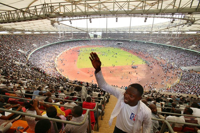 Hôm 15/3, hàng trăm ứng cử viên tập trung tại sân vận động quốc gia Abuja, Nigeria để tham dự bài kiểm tra năng lực khi ứng tuyển vào Sở di trú Nigera. Ảnh: AP.