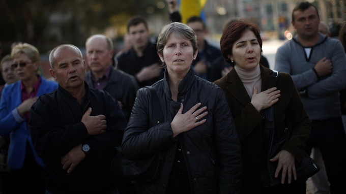 Người Ukraine ở Malaga (Tây Ban Nha) hát quốc ca trong cuộc biểu tình phản đối Nga - Ảnh: Reuters