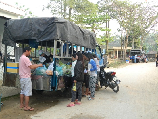 Tại một địa điểm có đến 2 chiếc “đại chợ di động” đang hoạt động ở huyện Sơn Tây.