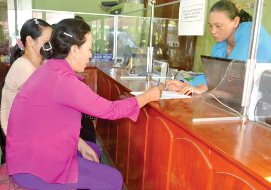 Khách hàng giao dịch tại Qũy tín dụng nhân dân Hành Thịnh.